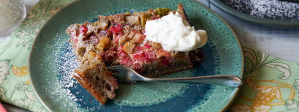 Rhabarberkuchen auf Teller