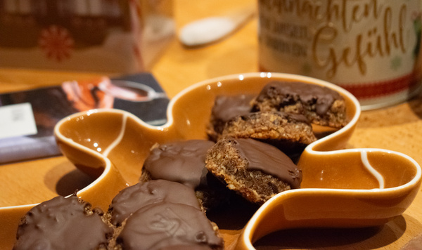 KI generiert: Schokoladenkekse auf einem sternförmigen Teller. Text: "heimlichen Gefühl".