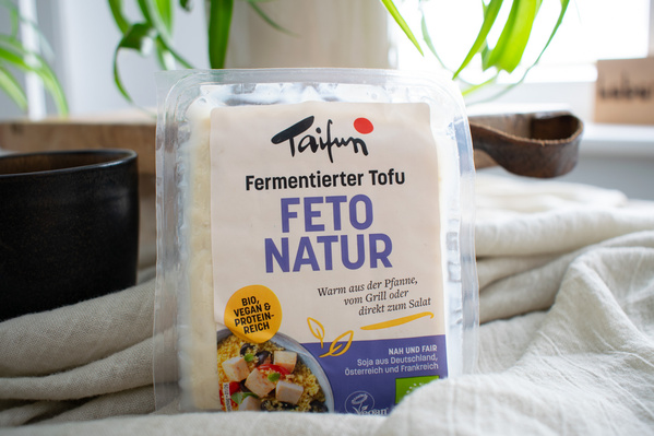 KI generiert: Verpackung von fermentiertem Tofu "Feto Natur" von Taifun. Text: "Bio, vegan & proteinreich".