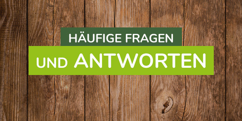 KI generiert: Text auf Holz: "HÄUFIGE FRAGEN UND ANTWORTEN". Hauptinhalt: FAQ-Hinweis.
