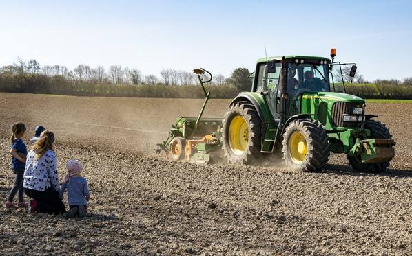 Trecker mit Sämaschine in Ringsberg