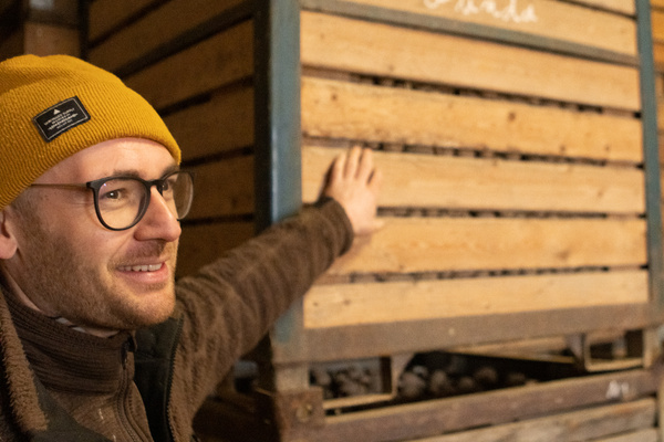 Lennart zeigt uns die Lagerkartoffeln