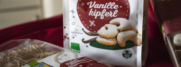 KI generiert: Packung Vanillekipferl vor rotem Hintergrund, Text: „Vanillekipferl“.