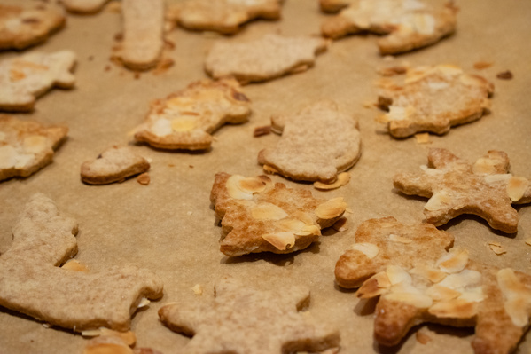 KI generiert: Selbstgebackene Plätzchen in verschiedenen Formen auf einem Backblech.