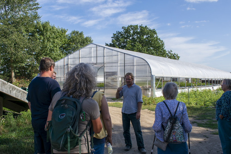 Markus vor dem neuen Gewächshaus