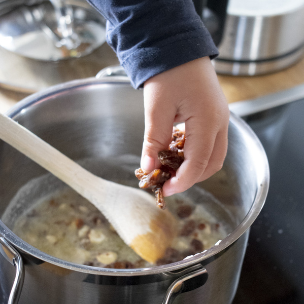 Nussmischung und Rosinen im Topf