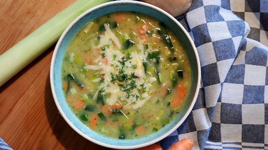 Rezeptbild für Kartoffelsuppe mit Möhren, Porree und Käse von Hof Berg