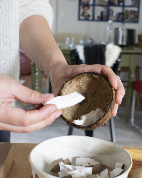 Kokos aus Schale entfernen