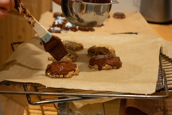 KI generiert: Kekse werden mit geschmolzener Schokolade bestrichen.