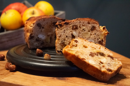 Frischer Zwiebelkuchen neben Zutaten