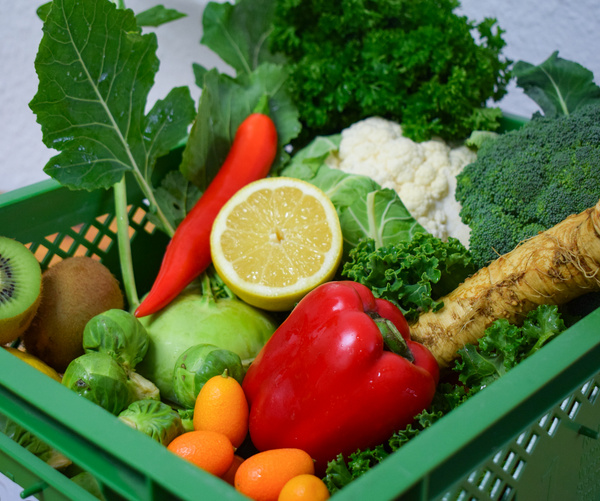 Frisches Gemüse und Obst, wie Chicorée und Grapefruit