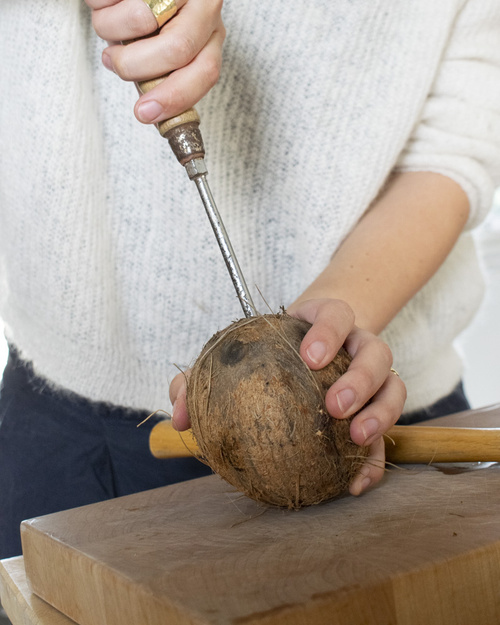 Kokosnuss mit Schraubenzieher einstechen