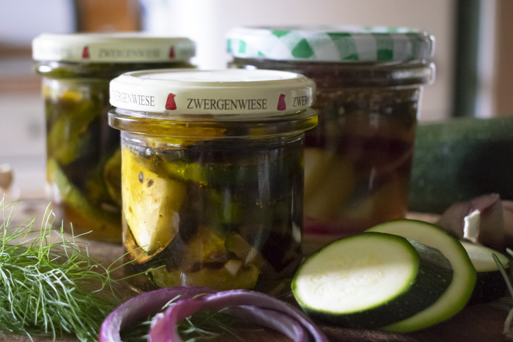 Gläser mit eingemachter Zucchini