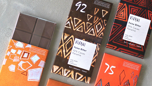 KI generiert: Fünf Schokoladentafeln mit buntem Design. Texte: "92", "Vivani", "Feine Bitter", "Bio/Organic/Vegan".
