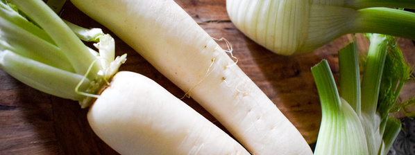 Japanrettich und Fenchel auf Brett