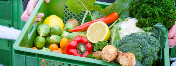 Kiste mit vielen Obst und Gemüsesorten
